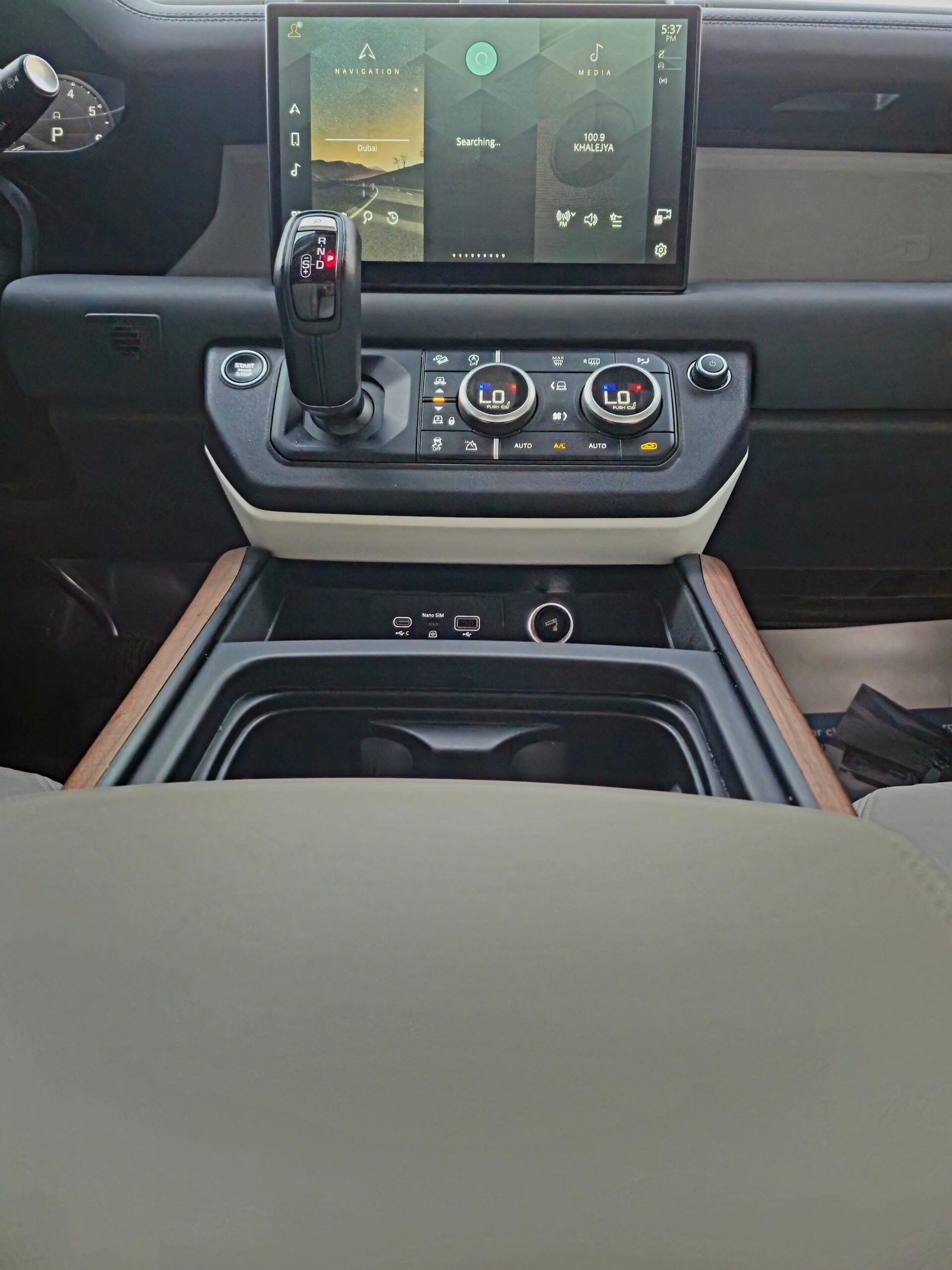 Land Rover Defender - Image 10