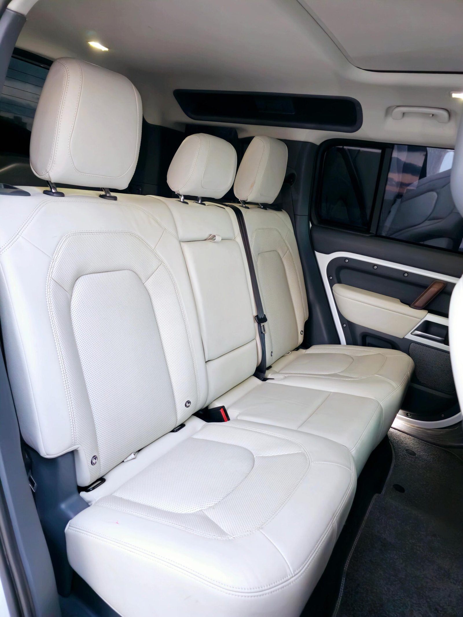 Land Rover Defender - Image 3